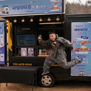Pani Bottle Instagram - 연봉인상&팬 분들&지원자 분들&지인 인플루언서들
이 모여서 진행한 유기견 봉사!   사료 기부!

강아지들이 너무 착하고 순해서 놀랐습니다

저는 여행을 많이 다녀 개를 키울 수 없는 환경이지만
혹 반려견 생각이 있으신 분들이라면
사지말고 입양해보시는 걸 적극적으로 고려해보세요!

사료 기부 해주신 #하림펫푸드 #창현거리노래방
정말 감사드립니다!

올해 2천만원 기부 끝!
다음 봉사활동에서 찾아뵙겠습니다!
