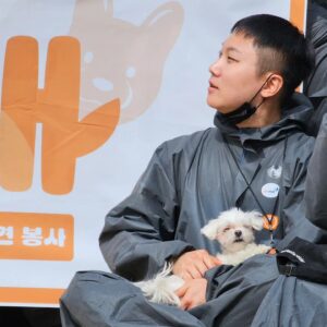 Pani Bottle Instagram - 연봉인상&팬 분들&지원자 분들&지인 인플루언서들
이 모여서 진행한 유기견 봉사!   사료 기부!

강아지들이 너무 착하고 순해서 놀랐습니다

저는 여행을 많이 다녀 개를 키울 수 없는 환경이지만
혹 반려견 생각이 있으신 분들이라면
사지말고 입양해보시는 걸 적극적으로 고려해보세요!

사료 기부 해주신 #하림펫푸드 #창현거리노래방
정말 감사드립니다!

올해 2천만원 기부 끝!
다음 봉사활동에서 찾아뵙겠습니다!