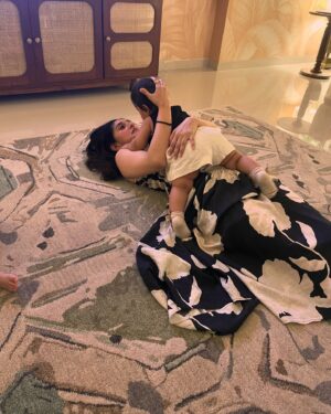Pankhuri Awasthy Rode Instagram - and we are 11 months old now! 🖤🤍🖤🤍🖤

 #mamaandbabies #mumlife #twins #rode #life