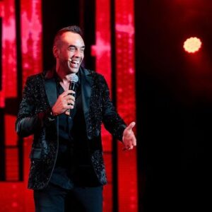 Panos Mouzourakis Instagram - «Τι φάση πάλι ρε;!»… Τι ζούμε κάθε Πέμπτη, Παρασκευή, Σάββατο και Κυριακή στο @theatroalsos ;! 🙌🏼

Η επιθεώρηση της Δημήτρας Παπαδοπούλου

Καλλιτεχνική διεύθυνση: @fokasevagelinos 
Σκηνοθεσία: @atheridis_thodoris_official & Φωκάς Ευαγγελινός
Μουσική: @marizarizouofficial 
Σκηνογραφία και κοστούμια: Μανώλης Παντελιδάκης 
Video Artist: @pantelismakkas 

#PanosMouzourakis #TiFasiPaliRe #TheatroAlsos 
@mkgroupofcompanies