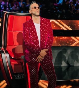 Panos Mouzourakis Instagram - The winner takes it all… @panosmouzourakis  @thevoiceofgreece finale wearing magenta velvet suit with swarovski crystals @st_mandelou_roula shoes @celine jewelry @elegant_handmade @ep_jewelry sunglasses @musurus 
Styling @dennis_kolpodinos 
Make-up @olympiakollia 
Hair @nasos_asimakopoulos 
Styling assist @vasilis_vyrgiotis 
.
.
#thevoice #thevoiceofgreece #final #coach #fashion #fashionstyle #fashiongram #instafashion #fashiongram #styling #stylish #stylist #crystals #swarovski