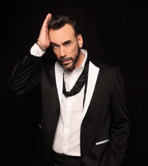 Panos Mouzourakis Instagram - Όταν ρίχνεις την τελευταία ματιά στον καθρέφτη, θαμπώνεσαι από την τελειότητα και ξεχνάς γιατί έχεις ετοιμαστεί τόσο ωραία… Α ναι! Έχουμε #TheVoiceGR απόψε.✌🏼

#PanosMouzourakis #Teampanistes #CrossBattles #Tonight
