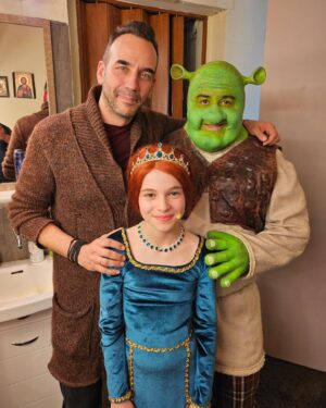 Panos Mouzourakis Instagram - Πήγα χθες στην παράσταση @shrekthemusicalgr να καμαρώσω στο ντεμπούτο της την βαφτιστήρα μου, την Έλενα, που υποδύεται την Φιόνα στη μικρή της ηλικία, να ξεκαρδιστώ στα γέλια με τον υπέροχο Μάρκο Σεφερλή στον πρωταγωνιστικό ρόλο και να απολαύσω την Λουίζα που ξεδιπλώνει όλα της τα χορευτικά, φωνητικά και υποκριτικά της ταλέντα. 

Πήρα πολλά περισσότερα! Είδα μια παράσταση φτιαγμένη με αγάπη και ταλέντο, τέλεια κουρδισμένη ορχήστρα και φωνές, ένα απαιτητικό μιούζικαλ που είναι διασκεδαστικό και διδακτικό. 

Αν και δεν είμαι κριτικός θεάτρου η αίσθησή μου είναι ότι τα προσεγμένα κοστούμια υποστήριζαν τις ερμηνείες, που ζωντάνευαν με ακρίβεια και σεβασμό τους animation χαρακτήρες που αγαπήσαμε, από ένα πολύ καλά διαλεγμένο καστ. 

Είναι μια πανέμορφη παραγωγή που άνετα θα έλαμπε σε κάποια αίθουσα του Μεγάρου Μουσικής. 

Έλενά μου, καλή σταδιοδρομία! 

@g.mantas__  @markos_seferlis_real @louizapyriohouguy @aris_veremis_makeup 
@shrekthemusicalgr 👏👏