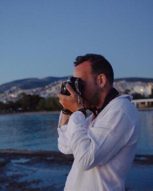 Panos Mouzourakis Instagram - 1. Ο κόσμος να’ρθει ανάποδα εμείς τον ξεγελάμε 
2. Μεσ’ την τρέλα αυτού του κόσμου 
3. Εσείς τη γνώμη σας, εγώ τις σκέψεις μου
4. Δες ανθρώπους χαλαρούς σε πικ-νικ στο γρασίδι 
5. Στη γη σκορπάω σαν κομφετί 
6. Να μη μ’απασχολεί ούτε λίγο ούτε πολύ που μεγαλώνω 

💥 Έρχεται αύριο το βιντεοκλίπ του #Megalono @minosemi_official @alexelsabag @kostaskarydasfilm @panosnikolakopoulos @simoskokkinos @takisgiannetos @marios_tsipos @christomazurek @anastasiamzl @i.tsinogkos_videography @mouzou_socialab 

📸: @nikolas_kon