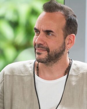 Panos Mouzourakis Instagram - Ίδιο σημείο, ίδια κατάσταση, συνέντευξη τύπου.
Άμα έχεις εμπιστοσύνη στο σύμπαν όμως βρε παιδί μου! 
#oneyearlater #παψετηνγκρίνια #γομάριμου