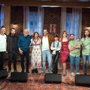 Panos Mouzourakis Instagram - Επιστροφή στα ‘90s μαζί με την @evridikiofficial την @maria_.sklr τον @nikosportokaloglou & την @renamorfi απόψε στις 22:00 στο #mousikokouti της ΕΡΤ1. 🎸 #90s #tonight