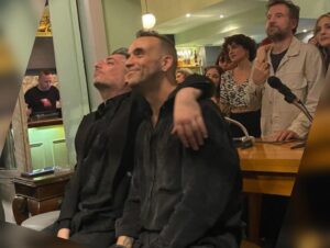 Panos Mouzourakis Instagram - Χθες γιορτάσαμε στον Μπλε Παπαγάλο την κυκλοφορία του δίσκου «Μεγαλώνω» ή, αλλιώς, τα καλλιτεχνικά μας γενέθλια με τα αδέλφια μου, Θέμη και Γεράσιμο. 

Χθες κυκλοφόρησε και το ομότιτλο βιντεοκλίπ, το πρώτο από τα 5 που έρχονται και θα σας φανερώνονται σιγά σιγά για να μπορέσετε να τα αφουγκραστείτε δεόντως.. και γιατί δεν τα έχουμε έτοιμα..! 

Ένα ευχαριστώ σε όλους για τη ζεστή μας βραδιά που με γέμισε χαρά και ευγνωμοσύνη! 

📸: Μανώλης Χιώτης, Πάνος Νικολακόπουλος, Άκης Δημαράς
