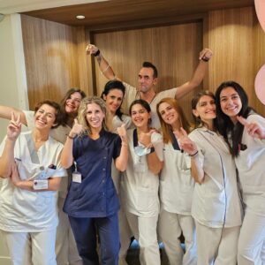 Panos Mouzourakis Instagram - Η αγάπη αυτές τις μέρες στον μικρόκοσμό μου έρχεται από παντού, και το ευχαριστώ μπορεί να φαίνεται λίγο. Όμως όταν η αγάπη είναι ανιδιοτελής ο σωστός τρόπος να την δεχτείς ίσως είναι απλά ένα ταπεινό ευχαριστώ.
Ευχαριστώ λοιπόν όλους σας για τα ξεχωριστά μηνύματα αγάπης που μας στείλατε και δεχτήκαμε. Ευχαριστώ για όλες τις ευχές. 
Ευχαριστώ τη Διονυσία, τον Παναγιώτη, τη Βάσια και ευχαριστώ όλο το προσωπικό του @mitera.gr, από τον έβδομο μέχρι το γκαράζ/parking που μου έκαναν σεμινάριο ταχύρυθμο στην αλλαγή πάνας, καθαρισμού, πλυσίματος, οργάνωσης, τάξης, ευγένειας, σεβασμού, κατανόησης, περιποίησης, φιλοξενίας και οικογένειας. 
Ευχαριστούμε που μας κάνατε αυτήν την στιγμή ακόμα πιο ξεχωριστή