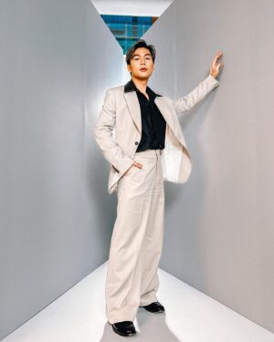 Panupan Jantanawong Instagram - 🤍🖤 #gqthailandmoty2022 ขอบคุณทาง GQ THAILAND ที่เชิญผมมาร่วมงานเพื่อมอบรางวัลให้กับ 3สาว ก้อยนัทตี้ดรีม 🥰