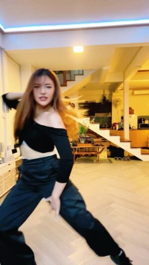 Panyanut Jirarottanakasem Instagram - ROCK STAR 🌟🤘🏿🎸 จ๋า มาแล้ว เต้นให้สวยยากมากก จริตยากจริ๊งงง ลิซ่าคือเริชช ❤️‍🔥❤️‍🔥💙 #lisaxceline #lisaxrockstar #rockstar #coverdance