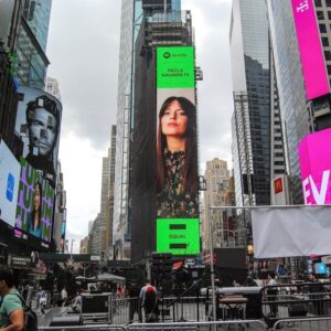 Paola Navarrete Instagram - Me acaban de mandar esto 💚💚💚 Y NO PUEDO DE LA FELICIDAD! 🥳🥳🥳 nunca pensé que mi carota iba a salir en un lugar tan emblemático como el Times Square 😭 Recuerdo la primera vez que fui a NY y tenía 12 años y todo me parecía alucinante!!, las luces, los billboards, todo parecía tan grandioso e importante! Y AHORA ESTO!! 🥹 les prometo que me siento tan agradecida tan afortunada y tan emocionada por todo lo que está sucediendo! 

Obviamente nada de esto sería posible sin el trabajo de un equipo del que estoy tan orgullosa de tener! Me siento tan afortunada de tenerles conmigo y de seguir creciendo y aprendiendo juntæs! Felicidades a todos y GRACIAAAS! @rorofuente @polimusicec @pitajayas @altafonte_latcentro @adrianoide @sebastian.jaramillo.calero @mariayalav 

@hpellerano viste que tu foto salió en Times Square!? 🔥🔥🔥

Gracias @spotify @spotifycolombia por esta iniciativa y hacer que las mujeres lleguemos cada vez mas lejos! Y gracias @mefaltanfiltros por las fotitos 💚💚💚

Se vienen lanzamientos, conciertos, todo!! Los quiero y a celebraaaaaar!! 

#Equaldor #equal #girlpower #musicasecuatorianas #mujeresmusicas