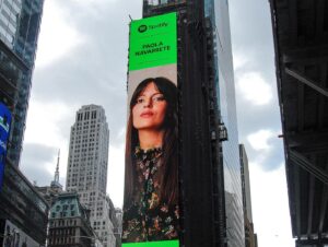 Paola Navarrete Instagram - Me acaban de mandar esto 💚💚💚 Y NO PUEDO DE LA FELICIDAD! 🥳🥳🥳 nunca pensé que mi carota iba a salir en un lugar tan emblemático como el Times Square 😭 Recuerdo la primera vez que fui a NY y tenía 12 años y todo me parecía alucinante!!, las luces, los billboards, todo parecía tan grandioso e importante! Y AHORA ESTO!! 🥹 les prometo que me siento tan agradecida tan afortunada y tan emocionada por todo lo que está sucediendo! 

Obviamente nada de esto sería posible sin el trabajo de un equipo del que estoy tan orgullosa de tener! Me siento tan afortunada de tenerles conmigo y de seguir creciendo y aprendiendo juntæs! Felicidades a todos y GRACIAAAS! @rorofuente @polimusicec @pitajayas @altafonte_latcentro @adrianoide @sebastian.jaramillo.calero @mariayalav 

@hpellerano viste que tu foto salió en Times Square!? 🔥🔥🔥

Gracias @spotify @spotifycolombia por esta iniciativa y hacer que las mujeres lleguemos cada vez mas lejos! Y gracias @mefaltanfiltros por las fotitos 💚💚💚

Se vienen lanzamientos, conciertos, todo!! Los quiero y a celebraaaaaar!! 

#Equaldor #equal #girlpower #musicasecuatorianas #mujeresmusicas