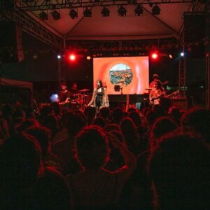 Paola Navarrete Instagram - GRACIAS GUAYAQUIL!!! ❤️❤️❤️ estuvo realmente hermoso 🙌🏻🙌🏻🙌🏻 Disfrutamos mucho ayer! Gracias x cantar conmigo, por tanto amooor y a toda la organización @monowavego estuvo súper! A mi Banda querida @sebastian.jaramillo.calero @ferprocel3 @camiloperezzzzz @a_l_h_e_l_i , a mis invitados en la sección de vientos @robertboschsax y @galo.centeno.1 A mi equipo @jjripalda @andrescede1 lucho, @polimusicec ❤️ y @cadaverexmusic  @pandedulc3 se lucieron!!!

Seguimoooos con la Gira Aries 🔥Hoy Cuenca en @theterracecuenca , mañana Loja en @gatosucoloja 
Compren sus entradas en @buenplantickets 

📸 x la increíble @adrianoide @gomezadrianastudio