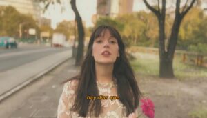 Paola Navarrete Instagram - Acaba de salir el lyric video de “Algo Discreto”🌺

Esta canción fue de las últimas que escribí para el disco y me la escribí a mi misma. Siempre he pensado que cuando dices verdades en voz alta, tu percepción cambia y se aligera todo. La idea de perder el control, envejecer y reconocerme tal cual soy, siempre me habían dado miedo. No por las arrugas, pero sí porque la adultez es difícil, las responsabilidades y el “tener que ser algo” siempre las sentía con una presión fuertísima. Y una presión que yo solita me ponía y me pongo. Supongo que es parte de este fuego ariano de quererlo controlar todo. Definitivamente.. no es algo discreto 🌺