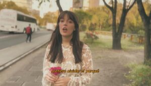 Paola Navarrete Instagram - Acaba de salir el lyric video de “Algo Discreto”🌺

Esta canción fue de las últimas que escribí para el disco y me la escribí a mi misma. Siempre he pensado que cuando dices verdades en voz alta, tu percepción cambia y se aligera todo. La idea de perder el control, envejecer y reconocerme tal cual soy, siempre me habían dado miedo. No por las arrugas, pero sí porque la adultez es difícil, las responsabilidades y el “tener que ser algo” siempre las sentía con una presión fuertísima. Y una presión que yo solita me ponía y me pongo. Supongo que es parte de este fuego ariano de quererlo controlar todo. Definitivamente.. no es algo discreto 🌺