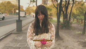 Paola Navarrete Instagram - Acaba de salir el lyric video de “Algo Discreto”🌺

Esta canción fue de las últimas que escribí para el disco y me la escribí a mi misma. Siempre he pensado que cuando dices verdades en voz alta, tu percepción cambia y se aligera todo. La idea de perder el control, envejecer y reconocerme tal cual soy, siempre me habían dado miedo. No por las arrugas, pero sí porque la adultez es difícil, las responsabilidades y el “tener que ser algo” siempre las sentía con una presión fuertísima. Y una presión que yo solita me ponía y me pongo. Supongo que es parte de este fuego ariano de quererlo controlar todo. Definitivamente.. no es algo discreto 🌺
