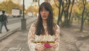 Paola Navarrete Instagram - Acaba de salir el lyric video de “Algo Discreto”🌺

Esta canción fue de las últimas que escribí para el disco y me la escribí a mi misma. Siempre he pensado que cuando dices verdades en voz alta, tu percepción cambia y se aligera todo. La idea de perder el control, envejecer y reconocerme tal cual soy, siempre me habían dado miedo. No por las arrugas, pero sí porque la adultez es difícil, las responsabilidades y el “tener que ser algo” siempre las sentía con una presión fuertísima. Y una presión que yo solita me ponía y me pongo. Supongo que es parte de este fuego ariano de quererlo controlar todo. Definitivamente.. no es algo discreto 🌺