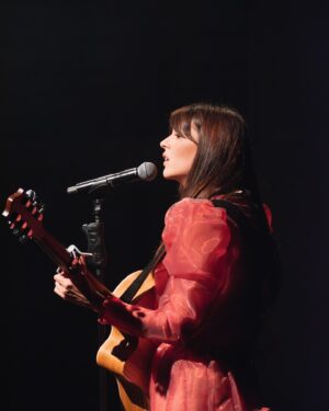 Paola Navarrete Instagram - 🚨🚨🚨 GYE YA TENEMOS FECHA!!! Mañana salen a la venta las entradas para el SHOW EN GYE.. que además viene con sorpresas! ❤️ 

Un agradecieminto especial a @vogelguitars 🔥
.
.
.

📸 x @davidjowhari
