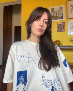 Paola Navarrete Instagram - Tenemos Merch!! ❤️❤️❤️ camisetas, bolsos, casettes, stickers, afiches y más! Todo estará disponible durante la gira 🙌🏻 

Si quieres comprar alguna pieza escríbeme por interno 😉

Desde que empezó este viaje de ARIES sabía que la parte visual iba a ser desafiante porque me había propuesto hacerla yo misma y no sabía muy bien por donde empezar ni cuál iba a ser el resultado final. Ahora tiempo después poder ver plasmada esas imágenes en prendas es algo que me pone muy feliz! Un shout out especial a mi hermana @mariapuentesilva por ayudarme a diseñarlas y obviamente a mi Ñaña @elinavarretea y @adrianoide por su participación en la creación de estas piezas gráficas ❤️❤️❤️ Las amo! 

*está clarísimo que me tome las fotos yo misma y por eso Aries está al revés 😂😂😂