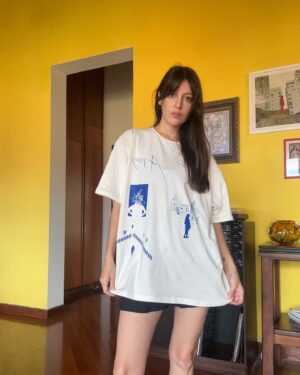 Paola Navarrete Instagram - Tenemos Merch!! ❤️❤️❤️ camisetas, bolsos, casettes, stickers, afiches y más! Todo estará disponible durante la gira 🙌🏻 

Si quieres comprar alguna pieza escríbeme por interno 😉

Desde que empezó este viaje de ARIES sabía que la parte visual iba a ser desafiante porque me había propuesto hacerla yo misma y no sabía muy bien por donde empezar ni cuál iba a ser el resultado final. Ahora tiempo después poder ver plasmada esas imágenes en prendas es algo que me pone muy feliz! Un shout out especial a mi hermana @mariapuentesilva por ayudarme a diseñarlas y obviamente a mi Ñaña @elinavarretea y @adrianoide por su participación en la creación de estas piezas gráficas ❤️❤️❤️ Las amo! 

*está clarísimo que me tome las fotos yo misma y por eso Aries está al revés 😂😂😂