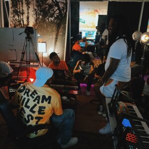 Papatinho Instagram - Muito feliz de tá colhendo os frutos das minhas viagens pra Atlanta… Acabou de sair o álbum novo da rapper mais quente do momento lá fora, e eu fui honrado em participar produzindo a faixa 8 “Outside” junto com o meu parceiro Mike Will Made it, let’s go Mike!! mais novidades vindo ai!! 👂 🥁 🇺🇸 🇧🇷 🌎 

So happy to get to show you all the work i been putting in on my trips to Atlanta... the new album by the hottest female rapper just came out, and I was honored to producing the track 8 “Outside” with my homie Mike Will Made it, let’s go Mike!! More news coming!! 👂 🥁 🇺🇸 🇧🇷 🌎