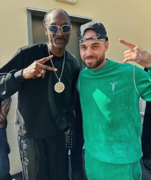 Papatinho Instagram - Quem me acompanha sabe o quanto eu me dedico pelo meu trabalho e pelo meu sonho. Já fazem 18 anos que abandonei tudo para fazer beats. Numa época onde nem existia futuro nesse mercado, e eu acreditei em um caminho “impossível” pra minha vida. Com muita dedicação eu consegui, de forma autodidata, fazer acontecer e acredito que tenha também, de certa forma, aberto portas pra toda essa nova geração de produtores do país.

Me sentia realizado com tudo o que conquistei no Brasil, mas ao mesmo tempo sentia que poderia ir mais longe. E eu precisava tentar.

Nos últimos 10 anos, quando posso, venho pros Estados Unidos, tentando conectar com a cena daqui e fazendo inúmeras sessões. Muitas das vezes em vão, muitas vezes pensei em desistir…
Mas parece que finalmente as coisas então acontecendo.

Estou há 1 mês longe da minha casa, da minha família e dos meus amigos, mas trabalhando em projetos gigantes. 🙏🏼

Ontem ganhei o reconhecimento do Dr. Dre, inacreditável! Passei o dia com Snoop Dogg, 50 Cent, Xzibit e Eminem! Esses caras são os culpados de existir o “Papatinho”. Como já falei em várias entrevistas, Dre sempre foi meu maior ídolo ao lado do Kanye. Eu tô muito feliz haha vocês não têm noção…