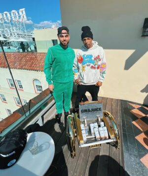 Papatinho Instagram - Quem me acompanha sabe o quanto eu me dedico pelo meu trabalho e pelo meu sonho. Já fazem 18 anos que abandonei tudo para fazer beats. Numa época onde nem existia futuro nesse mercado, e eu acreditei em um caminho “impossível” pra minha vida. Com muita dedicação eu consegui, de forma autodidata, fazer acontecer e acredito que tenha também, de certa forma, aberto portas pra toda essa nova geração de produtores do país.

Me sentia realizado com tudo o que conquistei no Brasil, mas ao mesmo tempo sentia que poderia ir mais longe. E eu precisava tentar.

Nos últimos 10 anos, quando posso, venho pros Estados Unidos, tentando conectar com a cena daqui e fazendo inúmeras sessões. Muitas das vezes em vão, muitas vezes pensei em desistir…
Mas parece que finalmente as coisas então acontecendo.

Estou há 1 mês longe da minha casa, da minha família e dos meus amigos, mas trabalhando em projetos gigantes. 🙏🏼

Ontem ganhei o reconhecimento do Dr. Dre, inacreditável! Passei o dia com Snoop Dogg, 50 Cent, Xzibit e Eminem! Esses caras são os culpados de existir o “Papatinho”. Como já falei em várias entrevistas, Dre sempre foi meu maior ídolo ao lado do Kanye. Eu tô muito feliz haha vocês não têm noção…