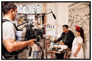 Parichehr Moshrefi Instagram - #🎬🎥 پشت صحنه فیلم کوتاه #تنهایی_سه_نفره_👪 

.🔺♦️ورق بزنییید♦️🔻

کارگردان و تهیه کننده: @mohammadreza.khaandaani 
.
مدیر تولید و برنامه ریز: @arashjahangirioriginal 
.
#دستیار_تولید و برنامه_ریز : @fatememadadiofficial 🔺

بازیگران؛
 @arashjahangiriofficial 👨‍👩‍👧
👨‍👩‍👧 @parichehrmoshrefi6 
@aseenat93 👨‍👩‍👧
.
عکاس: #📷 @hosseingolestan.official 

طراح صحنه و لباس: @solmaz.amirsadeghi 
🪩🪄🖼🪑🪞🪟⚱️🪡👘🎬
.

.
.
#فیلم #فیلم_کوتاه #تنهایی_سه_نفره_👪 #پریچهر_مشرفی #آرش_جهانگیری #محمدرضاخاندانی  ##تنهایی_۳نفره