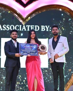 Parineeta Borthakur Instagram - It was an honour to receive the National Icon Awards (2023-24) for the best actor in a negative role for Pyar Ka Pehla Aadhya Shiv Shakti on @zeetv as Mandira Kashyap on 19th January'24.
Thank you @itsprateeksharma @paasha91 for believing in me.
 @prateekshah1 you are the best director I have worked with on TV.  Thank you for bringing out the best in me. 
Can't thank all my co-actors enough for the encouragement, specially @jhummamitra (my partner in crime 🤪)
Touch-wood, we have an amazing cast and this is one of the best crew and team @avhiroopmazzumdar @studiolsd_ @anil_kunwarr #lakshmanshukla

Special thanks to @sarukh_ali_khan
and @dhrubasarma01 for the recognition.

Styled by @yourstylistforever
Helped by @deepalibabar06
Make-up by @afzal_shaikh_04
Hair by @pritiprajapati904 
Outfit @myclo.in
Jewellery @adwitiyacollection
Jewellery PR @mediatribein 
Heela @tic_tac_toe_store
Assisted by @sachinyadav6126 

.
.
.
#ParineetaBorthakur #mandirakashyap #ShivShaktiOnZeeTV #pyarkapehlaadhyayshivshakti  #indianactor