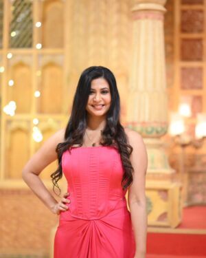 Parineeta Borthakur Instagram - It was an honour to receive the National Icon Awards (2023-24) for the best actor in a negative role for Pyar Ka Pehla Aadhya Shiv Shakti on @zeetv as Mandira Kashyap on 19th January'24.
Thank you @itsprateeksharma @paasha91 for believing in me.
 @prateekshah1 you are the best director I have worked with on TV.  Thank you for bringing out the best in me. 
Can't thank all my co-actors enough for the encouragement, specially @jhummamitra (my partner in crime 🤪)
Touch-wood, we have an amazing cast and this is one of the best crew and team @avhiroopmazzumdar @studiolsd_ @anil_kunwarr #lakshmanshukla

Special thanks to @sarukh_ali_khan
and @dhrubasarma01 for the recognition.

Styled by @yourstylistforever
Helped by @deepalibabar06
Make-up by @afzal_shaikh_04
Hair by @pritiprajapati904 
Outfit @myclo.in
Jewellery @adwitiyacollection
Jewellery PR @mediatribein 
Heela @tic_tac_toe_store
Assisted by @sachinyadav6126 

.
.
.
#ParineetaBorthakur #mandirakashyap #ShivShaktiOnZeeTV #pyarkapehlaadhyayshivshakti  #indianactor