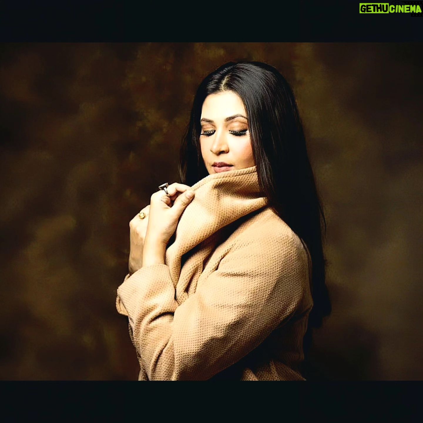 Parineeta Borthakur - 3 Likes - Not getting sleep, just keeping you posted!
.
.
.
.
#ParineetaBorthakur #mood
#indianactress #sepia
#midnight #sleeptime #parineetaborthakur