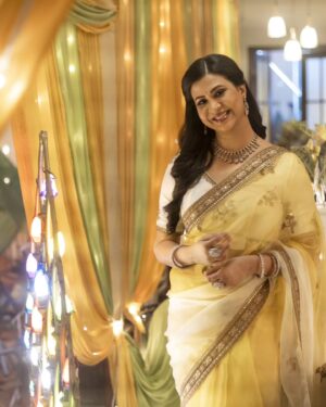 Parineeta Borthakur Instagram - Yellow 💛
Clicked by @im_harshl 
For @zeetv @studiolsd_ 
.
.
.
.
.
#ParineetaBorthakur #mandirakashyap #pyarkapehlaadhyayshivshakti