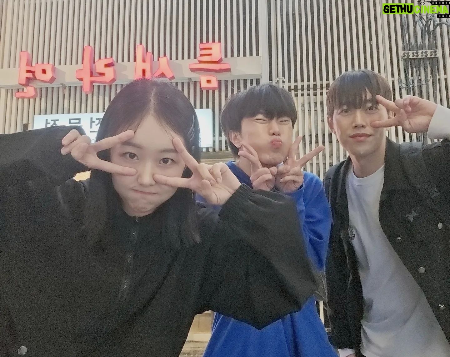 Park Bo-Mi - 586 Likes - 요즘 제일 자주 만나는 사람들
만나서 일단 밥 1시간 먹꼬
수다 2시간 30분 정도 떨고
회의 7분 정도 하공
내 아이디어는 늘 다 까이공
촬영할 때 맨날 누가
찍어주냐고 서로 물어보공
아무튼 나가는 돈이 더 많은데
모이면 넘나리 재밌음
구독자 안 늘어도 재밌음
조회수 100이여도 재밌음
목요일에 또 봄
근데 우리 뭐 찍어?
#네칼코마니