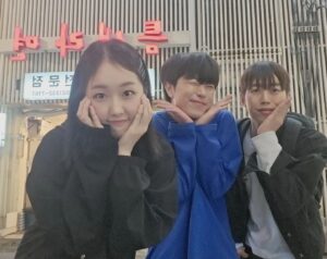 Park Bo-Mi Instagram - 요즘 제일 자주 만나는 사람들
만나서 일단 밥 1시간 먹꼬
수다 2시간 30분 정도 떨고
회의 7분 정도 하공
내 아이디어는 늘 다 까이공
촬영할 때 맨날 누가
찍어주냐고 서로 물어보공
아무튼 나가는 돈이 더 많은데
모이면 넘나리 재밌음 
구독자 안 늘어도 재밌음
조회수 100이여도 재밌음
목요일에 또 봄
근데 우리 뭐 찍어?

#네칼코마니