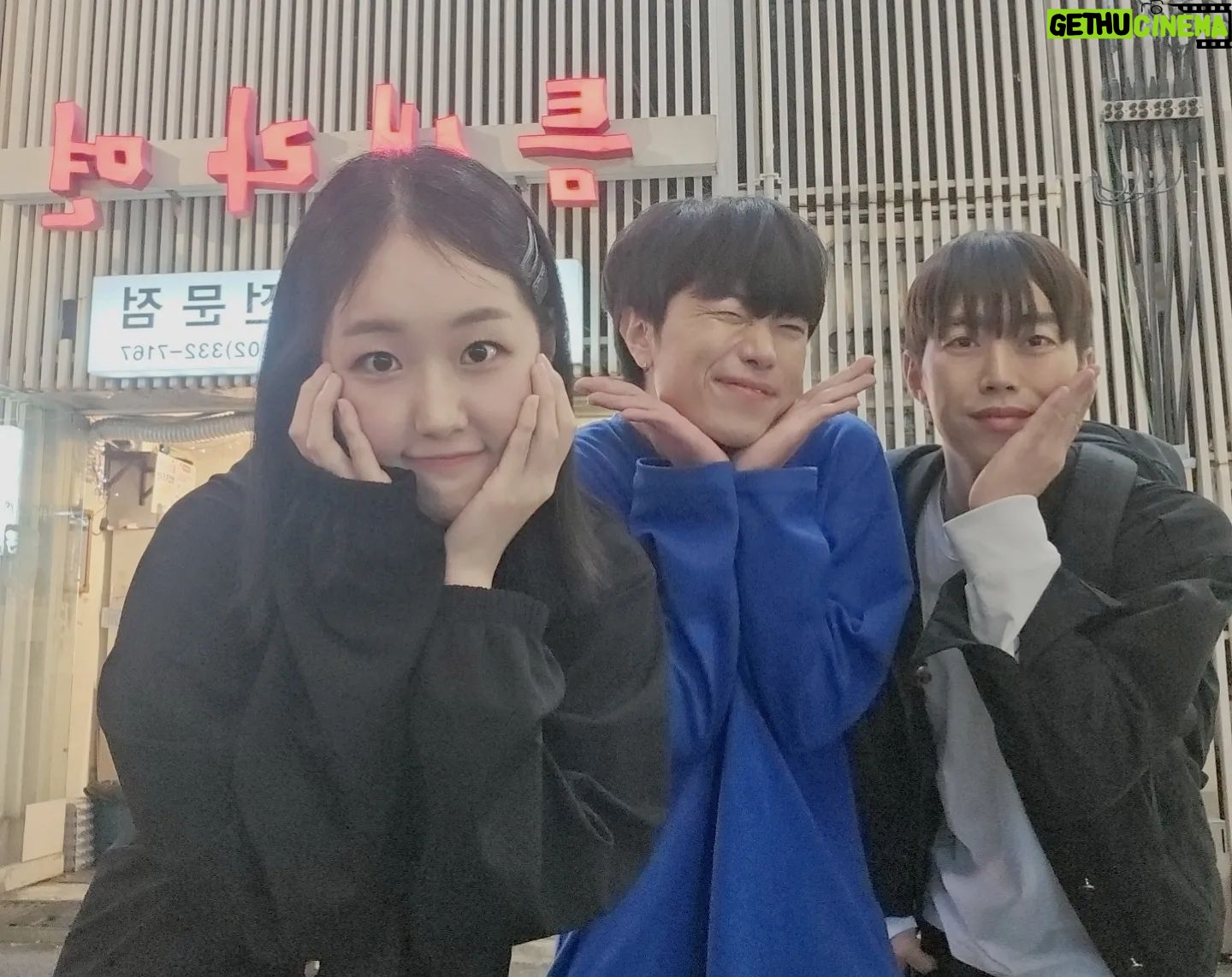 Park Bo-Mi - 586 Likes - 요즘 제일 자주 만나는 사람들
만나서 일단 밥 1시간 먹꼬
수다 2시간 30분 정도 떨고
회의 7분 정도 하공
내 아이디어는 늘 다 까이공
촬영할 때 맨날 누가
찍어주냐고 서로 물어보공
아무튼 나가는 돈이 더 많은데
모이면 넘나리 재밌음
구독자 안 늘어도 재밌음
조회수 100이여도 재밌음
목요일에 또 봄
근데 우리 뭐 찍어?
#네칼코마니