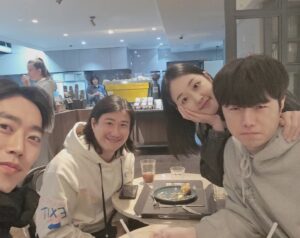 Park Bo-Mi Instagram - 요즘 제일 자주 만나는 사람들
만나서 일단 밥 1시간 먹꼬
수다 2시간 30분 정도 떨고
회의 7분 정도 하공
내 아이디어는 늘 다 까이공
촬영할 때 맨날 누가
찍어주냐고 서로 물어보공
아무튼 나가는 돈이 더 많은데
모이면 넘나리 재밌음 
구독자 안 늘어도 재밌음
조회수 100이여도 재밌음
목요일에 또 봄
근데 우리 뭐 찍어?

#네칼코마니