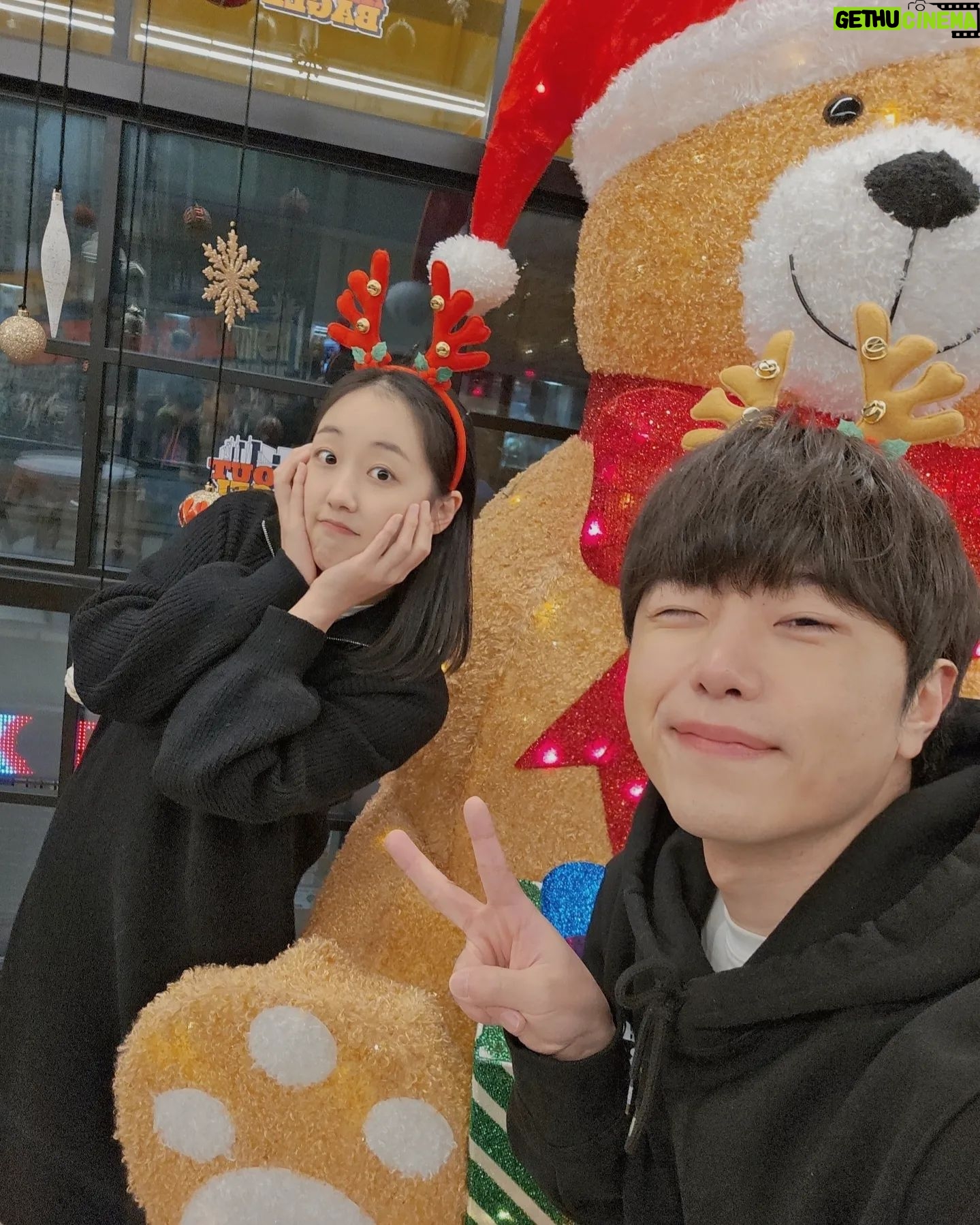 Park Bo-Mi - 0.9K Likes - 진짜 초특급으로 추웠떤 오늘
네칼코마니와 백이십년만에 명동
크리슈마슈 분위기 좋.아.🎅🎄✨️
내동생 이사누니랑 곰돌이 앞에서🧸
#명동 #어바웃베이글
미.쵸.따.리.❤️