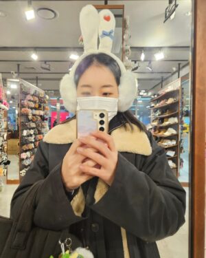 Park Bo-Mi Instagram - 진짜 초특급으로 추웠떤 오늘
네칼코마니와 백이십년만에 명동
크리슈마슈 분위기 좋.아.🎅🎄✨️
내동생 이사누니랑 곰돌이 앞에서🧸

#명동 #어바웃베이글 
미.쵸.따.리.❤️