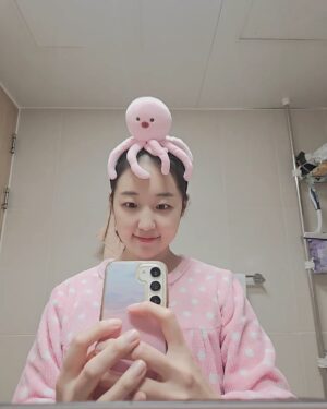 Park Bo-Mi Instagram - 엄마가사준잠옷🩷
수지찡이사준문어머리띠🐙
내맘에쏙🌸