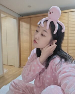Park Bo-Mi Instagram - 엄마가사준잠옷🩷
수지찡이사준문어머리띠🐙
내맘에쏙🌸
