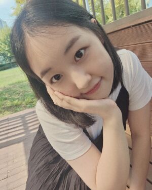 Park Bo-Mi Instagram - 언니랑 떡볶이도 먹꼬
포동이랑 산책도 하고 짱덥꼬
올만에 #치통샷