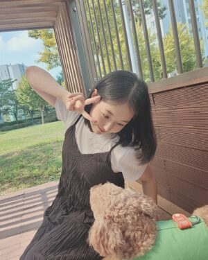 Park Bo-Mi Instagram - 언니랑 떡볶이도 먹꼬
포동이랑 산책도 하고 짱덥꼬
올만에 #치통샷