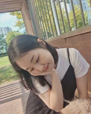 Park Bo-Mi Instagram - 언니랑 떡볶이도 먹꼬
포동이랑 산책도 하고 짱덥꼬
올만에 #치통샷