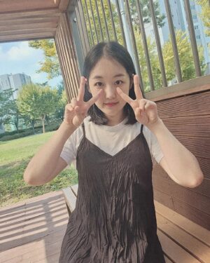 Park Bo-Mi Instagram - 언니랑 떡볶이도 먹꼬
포동이랑 산책도 하고 짱덥꼬
올만에 #치통샷