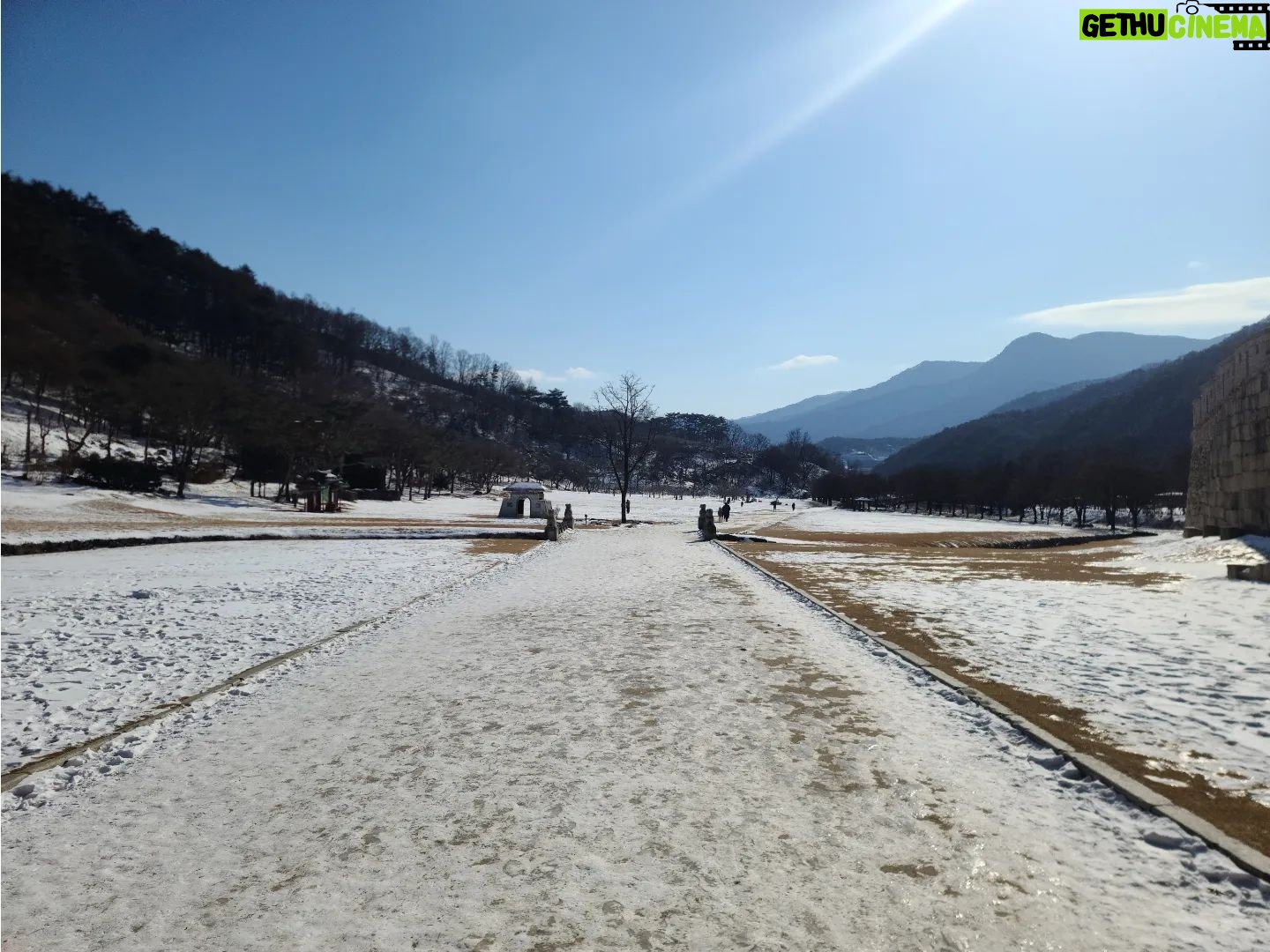 Park Byung-eun - 10.4K Likes - 촬영전 눈길 1시간 30분 걷다 출근하기
#넷플릭스 #선산