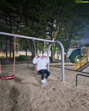 Park Byung-eun Instagram - 핸드폰이  저때 날아갔구나....

나도 날고 폰도 날고