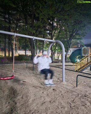 Park Byung-eun Instagram - 핸드폰이  저때 날아갔구나....

나도 날고 폰도 날고