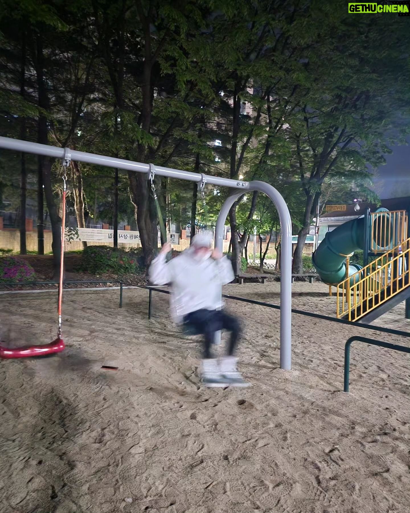 Park Byung-eun - 10.3K Likes - 핸드폰이 저때 날아갔구나....
나도 날고 폰도 날고