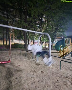 Park Byung-eun Instagram - 핸드폰이  저때 날아갔구나....

나도 날고 폰도 날고
