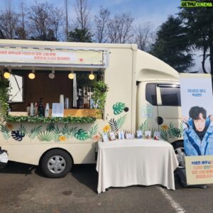 Park Byung-eun Instagram - 멀리 전주까지 커피차 보내주신 팬 한분 한분께
감사드립니다~

'선산'의 스텝ㆍ배우분들 즐겁게 차한잔씩 하고
촬영 잘하고 있어요~

꾸러기 여러분들 감사드리고 항상 건강하고 느낌있는 하루하루 되세요~ 전주에서 박뱅~^^